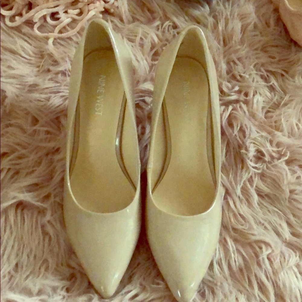 Never Worn! Nine West nude pumps